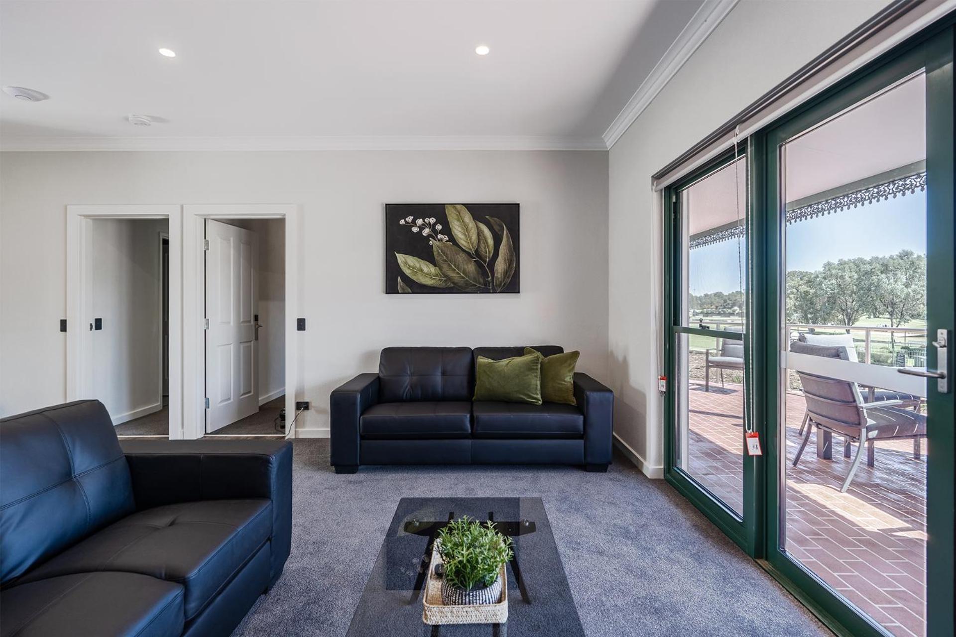 Yarrawonga Mulwala Golf Club Otel Dış mekan fotoğraf A living room with a large sliding door