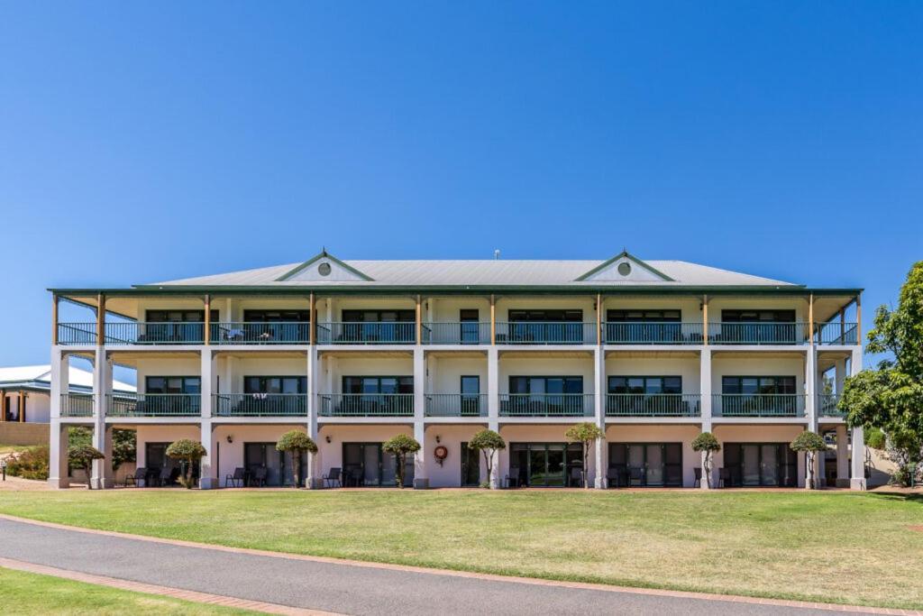 Yarrawonga Mulwala Golf Club Otel Dış mekan fotoğraf The Village, 2016