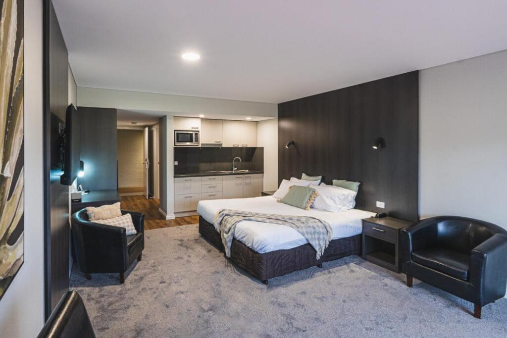 Yarrawonga Mulwala Golf Club Otel Dış mekan fotoğraf A typical studio apartment