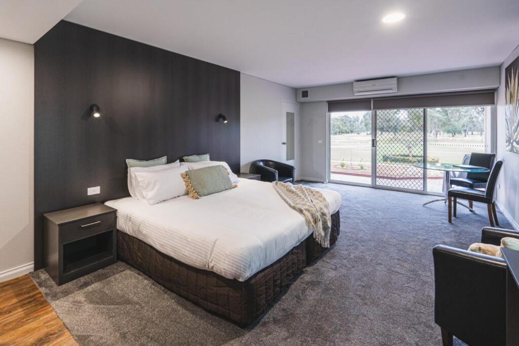 Yarrawonga Mulwala Golf Club Otel Dış mekan fotoğraf A suite at the hotel