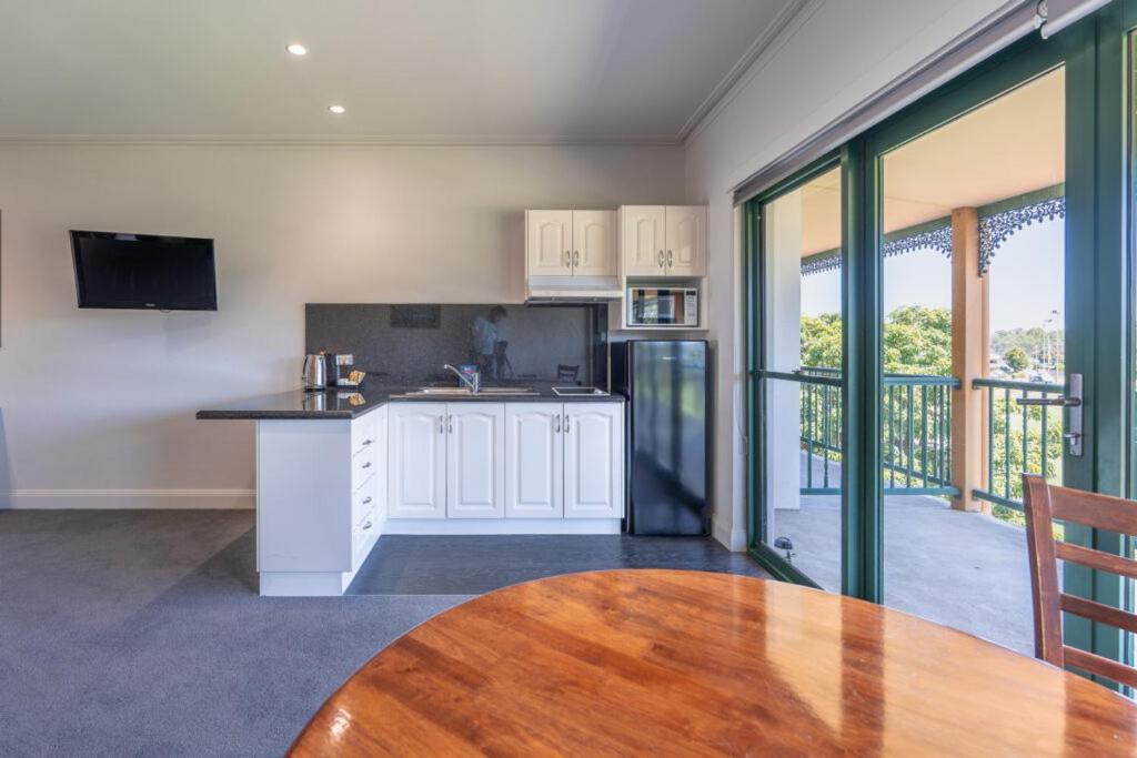 Yarrawonga Mulwala Golf Club Otel Dış mekan fotoğraf A kitchen in a serviced apartment