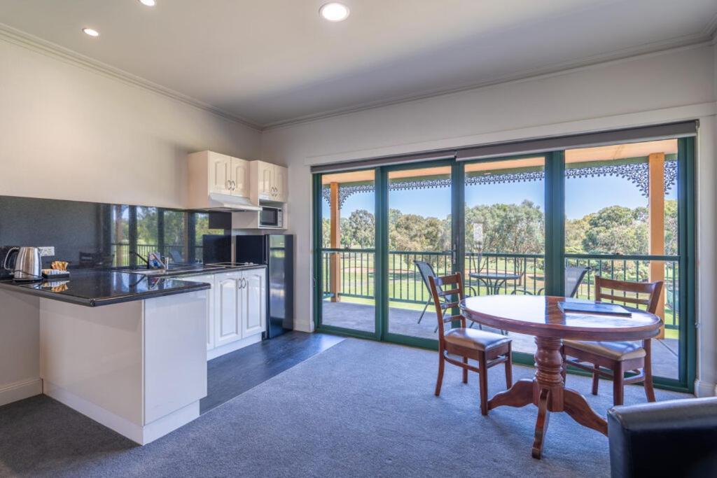 Yarrawonga Mulwala Golf Club Otel Dış mekan fotoğraf A typical apartment at the resort