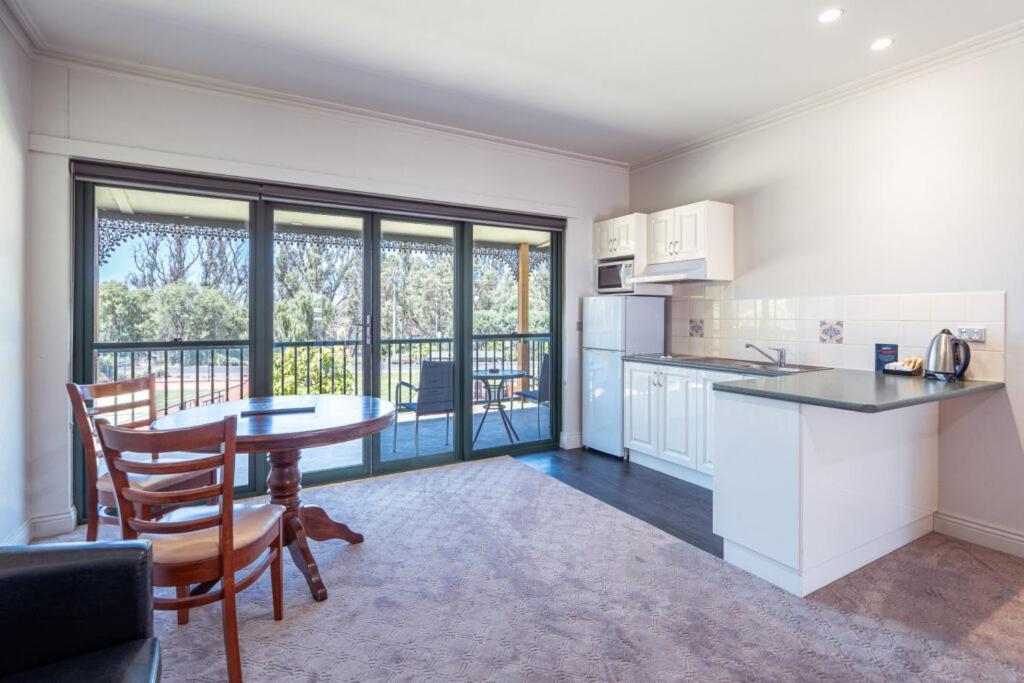 Yarrawonga Mulwala Golf Club Otel Dış mekan fotoğraf A typical apartment at the University of Western Australia