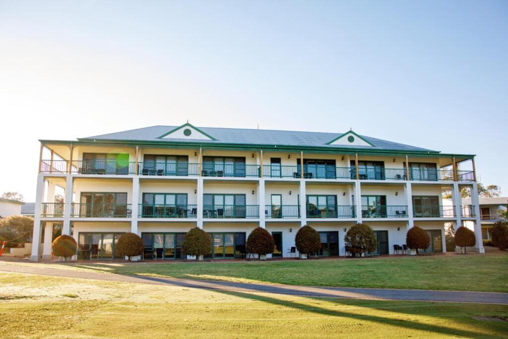 Yarrawonga Mulwala Golf Club Otel Dış mekan fotoğraf The clubhouse at the Links Lady Bay Golf Course