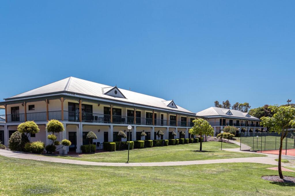 Yarrawonga Mulwala Golf Club Otel Dış mekan fotoğraf The school's main building