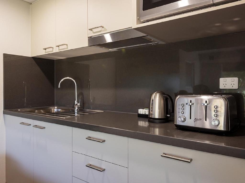 Yarrawonga Mulwala Golf Club Otel Dış mekan fotoğraf A typical kitchen in a student apartment