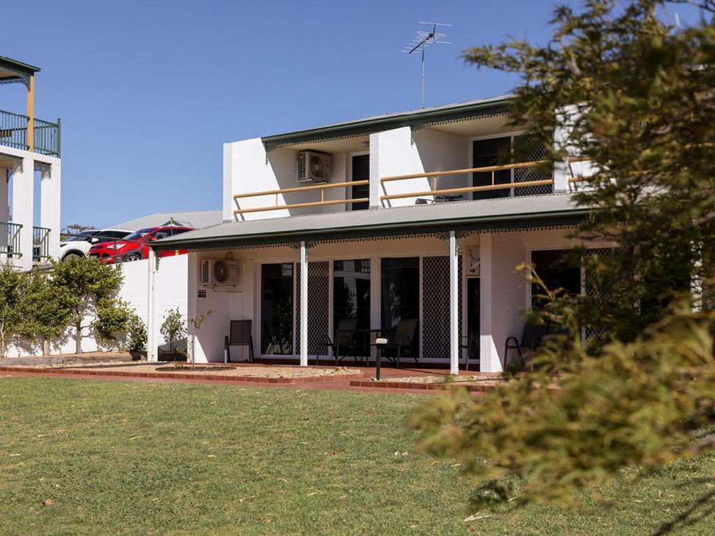 Yarrawonga Mulwala Golf Club Otel Dış mekan fotoğraf The house at 1001 North Beach Road, Esperance, Western Australia