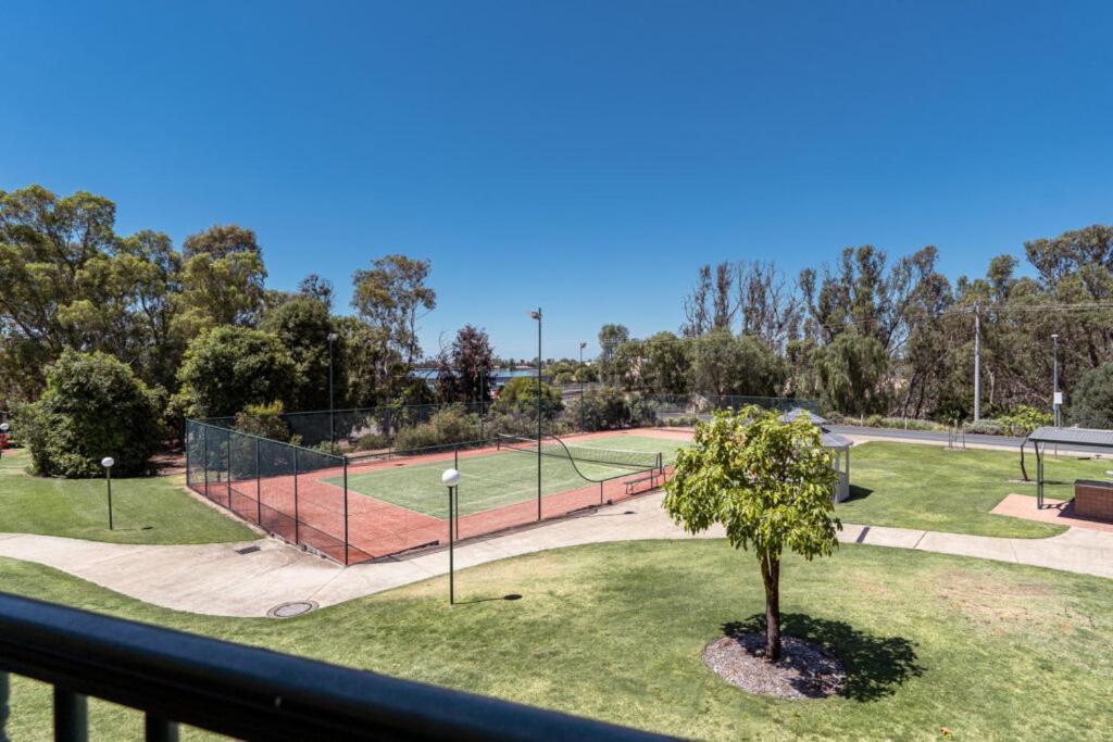 Yarrawonga Mulwala Golf Club Otel Dış mekan fotoğraf Tennis and netball courts at the University of South Australia's City Campus