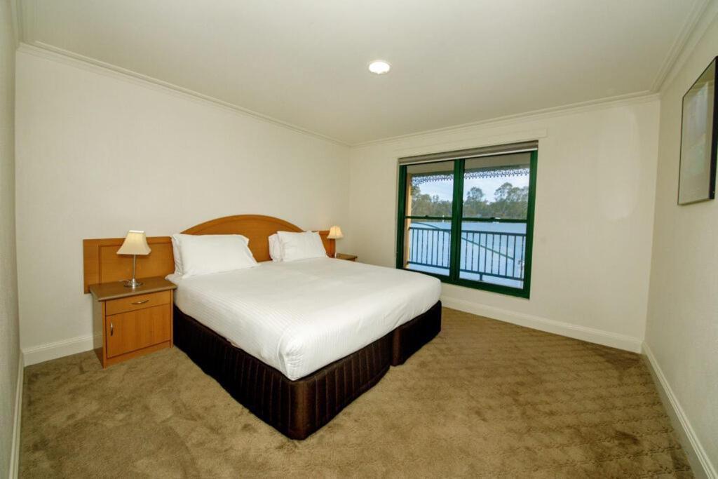 Yarrawonga Mulwala Golf Club Otel Dış mekan fotoğraf A bedroom at the hotel