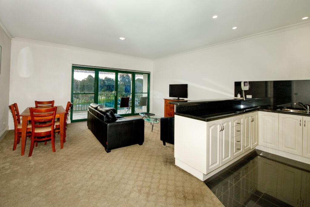 Yarrawonga Mulwala Golf Club Otel Dış mekan fotoğraf A typical apartment at the Village