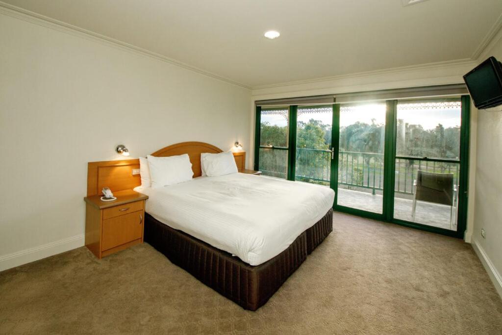 Yarrawonga Mulwala Golf Club Otel Dış mekan fotoğraf A bedroom at the hotel