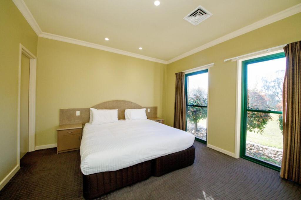 Yarrawonga Mulwala Golf Club Otel Dış mekan fotoğraf A typical bedroom at the hotel