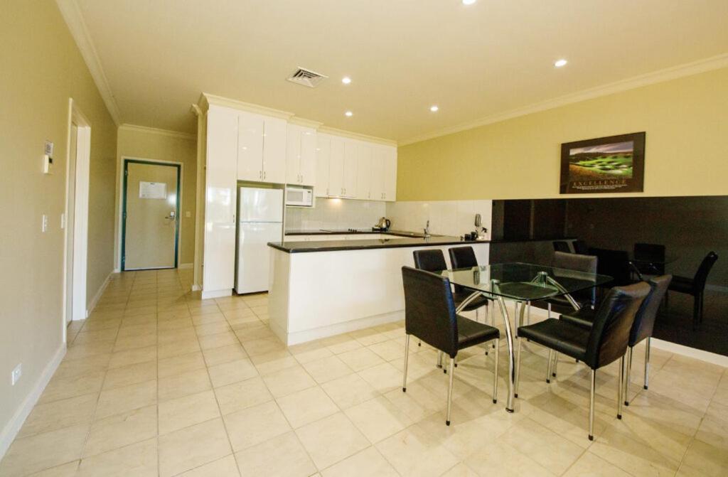 Yarrawonga Mulwala Golf Club Otel Dış mekan fotoğraf A kitchen in a typical apartment