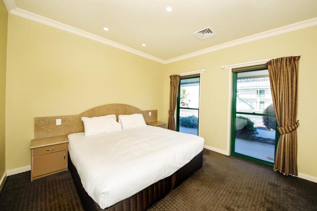 Yarrawonga Mulwala Golf Club Otel Dış mekan fotoğraf A bedroom at the hotel