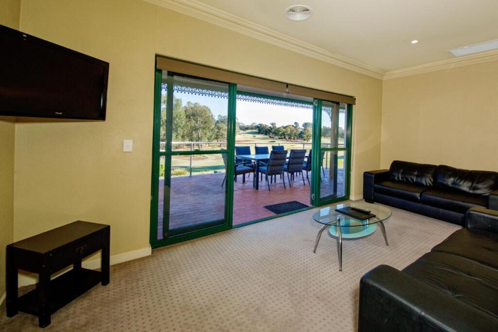 Yarrawonga Mulwala Golf Club Otel Dış mekan fotoğraf Living room with a view of the golf course