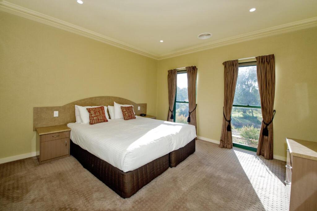 Yarrawonga Mulwala Golf Club Otel Dış mekan fotoğraf A bedroom at the hotel