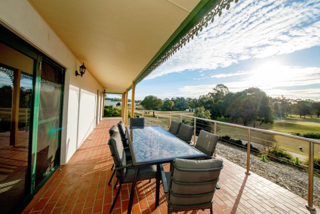 Yarrawonga Mulwala Golf Club Otel Dış mekan fotoğraf A balcony in Australia