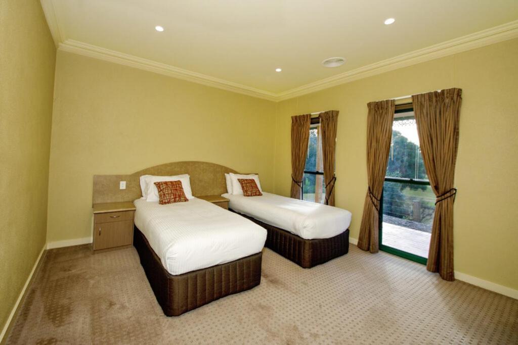 Yarrawonga Mulwala Golf Club Otel Dış mekan fotoğraf A bedroom at the hotel