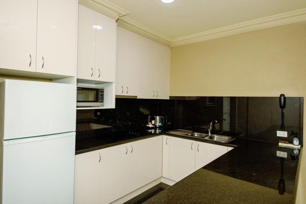 Yarrawonga Mulwala Golf Club Otel Dış mekan fotoğraf A typical kitchen in a student apartment