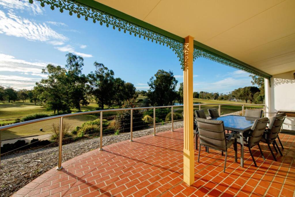 Yarrawonga Mulwala Golf Club Otel Dış mekan fotoğraf Clubhouse balcony