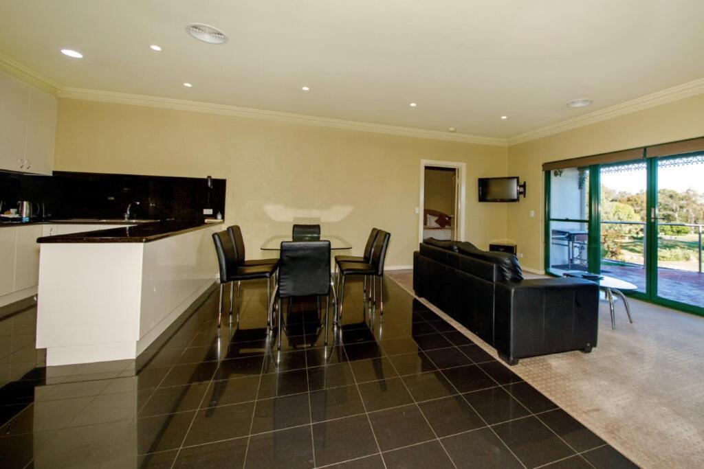 Yarrawonga Mulwala Golf Club Otel Dış mekan fotoğraf A typical apartment at the hotel
