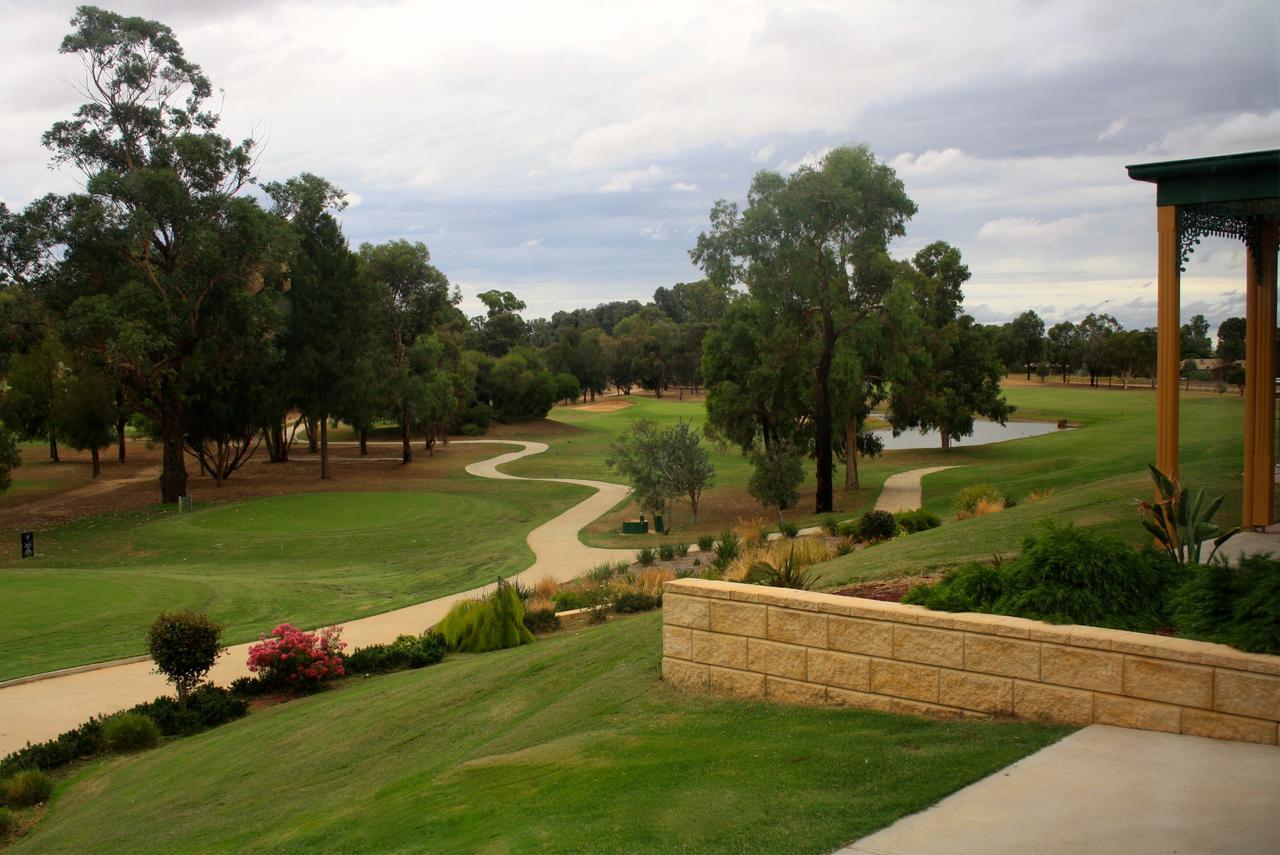 Yarrawonga Mulwala Golf Club Otel Dış mekan fotoğraf The 18th hole at the Vines Resort and Country Club