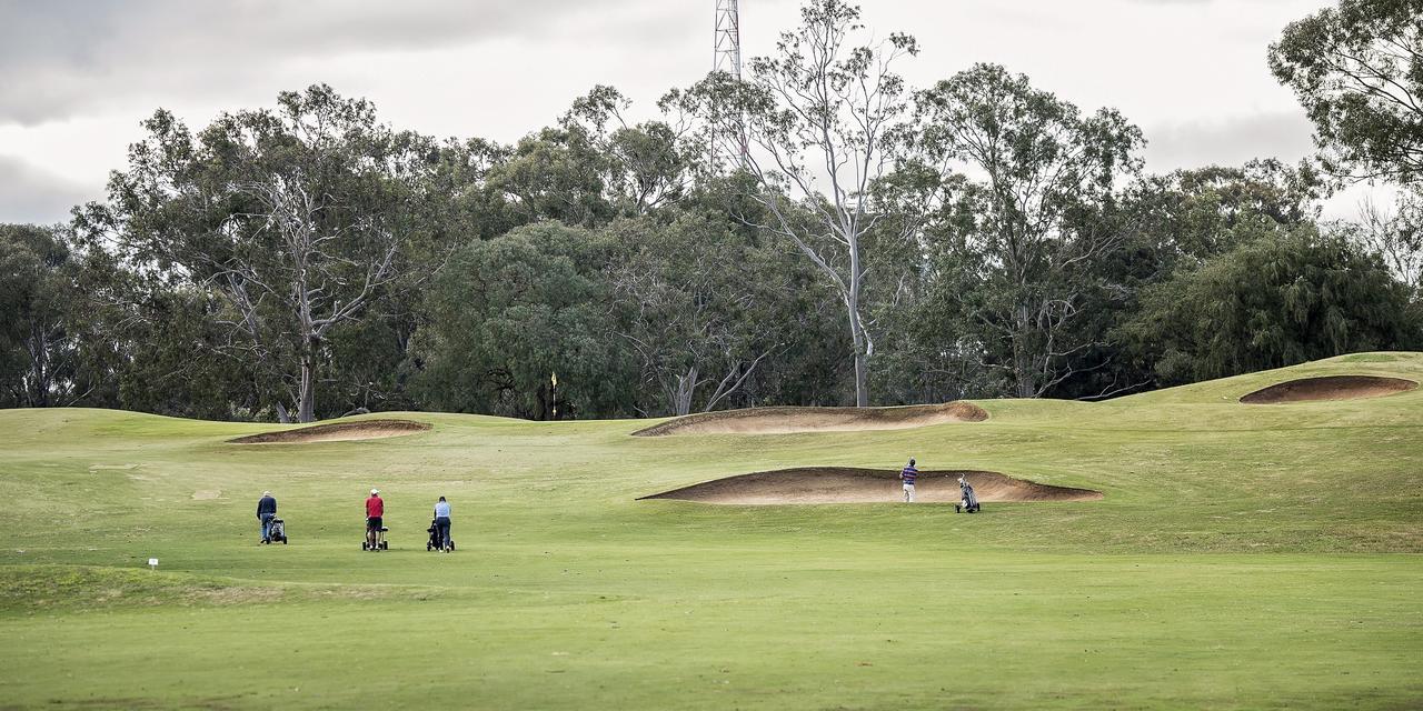 Yarrawonga Mulwala Golf Club Otel Dış mekan fotoğraf Golfers at the 2011 Australian PGA Championship